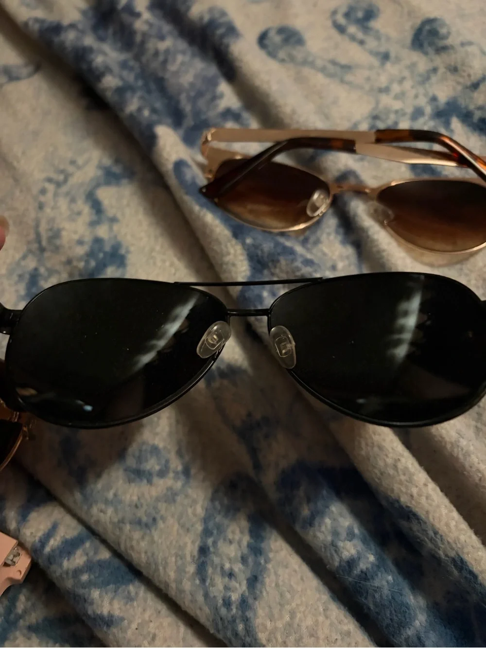 Bundle of 4 pairs of sunglasses